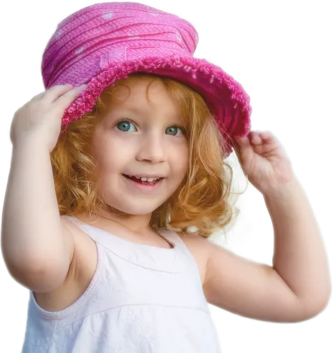 Junges Mädchen mit pinkem Strickhut lächelt